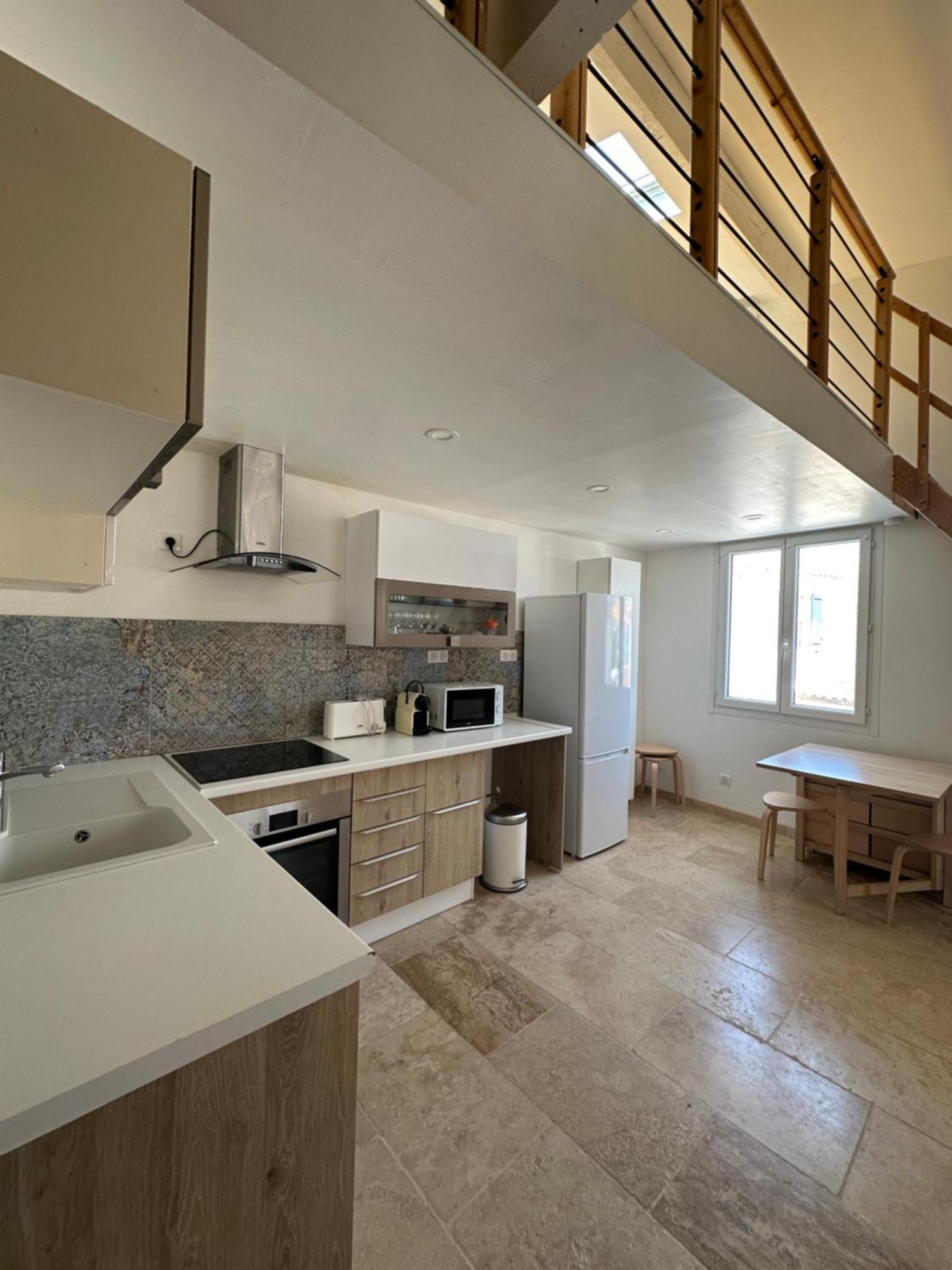Appartement Avec Vue Sur L Eglise Des Saintes ภายนอก รูปภาพ