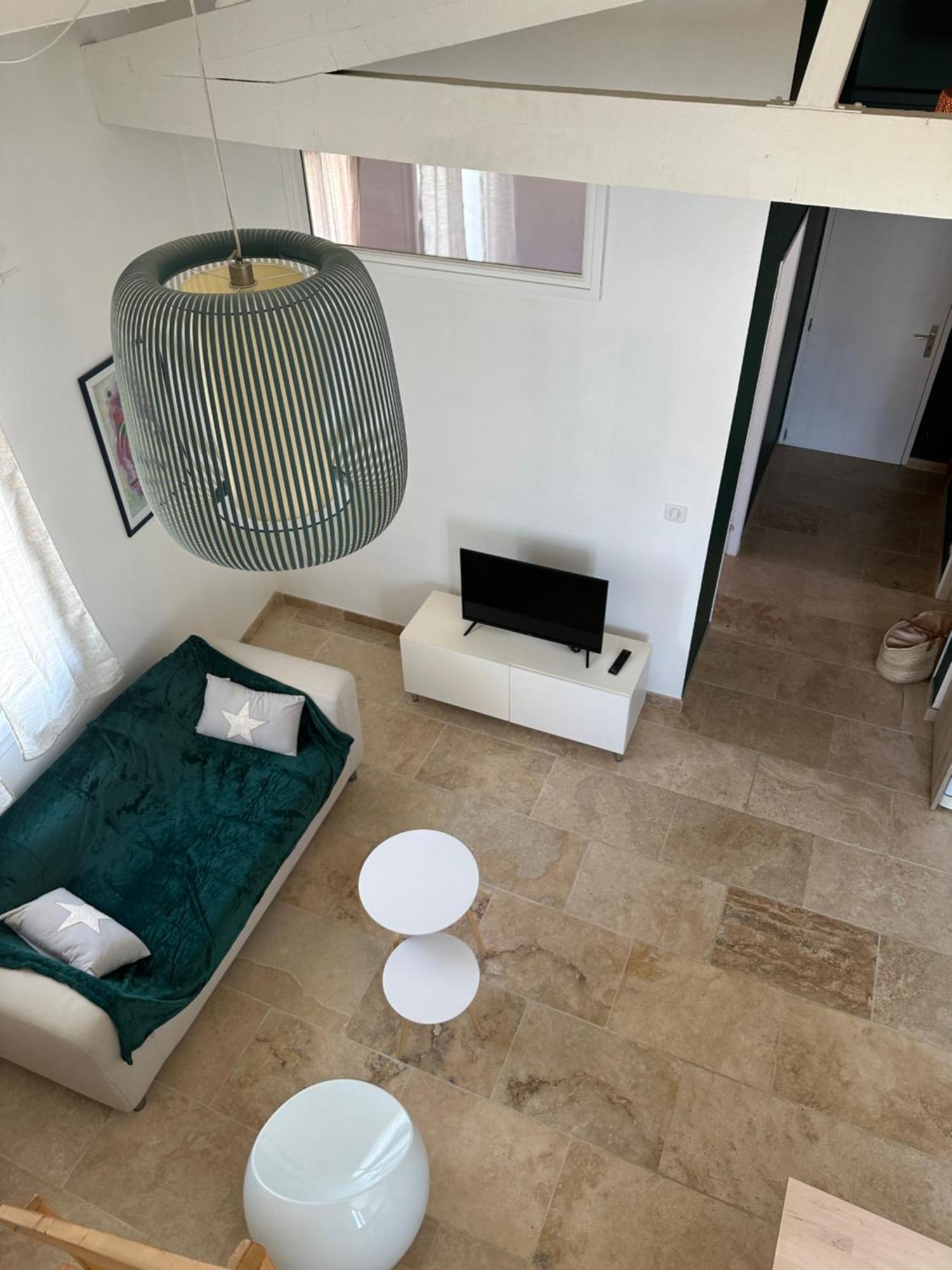 Appartement Avec Vue Sur L Eglise Des Saintes ภายนอก รูปภาพ