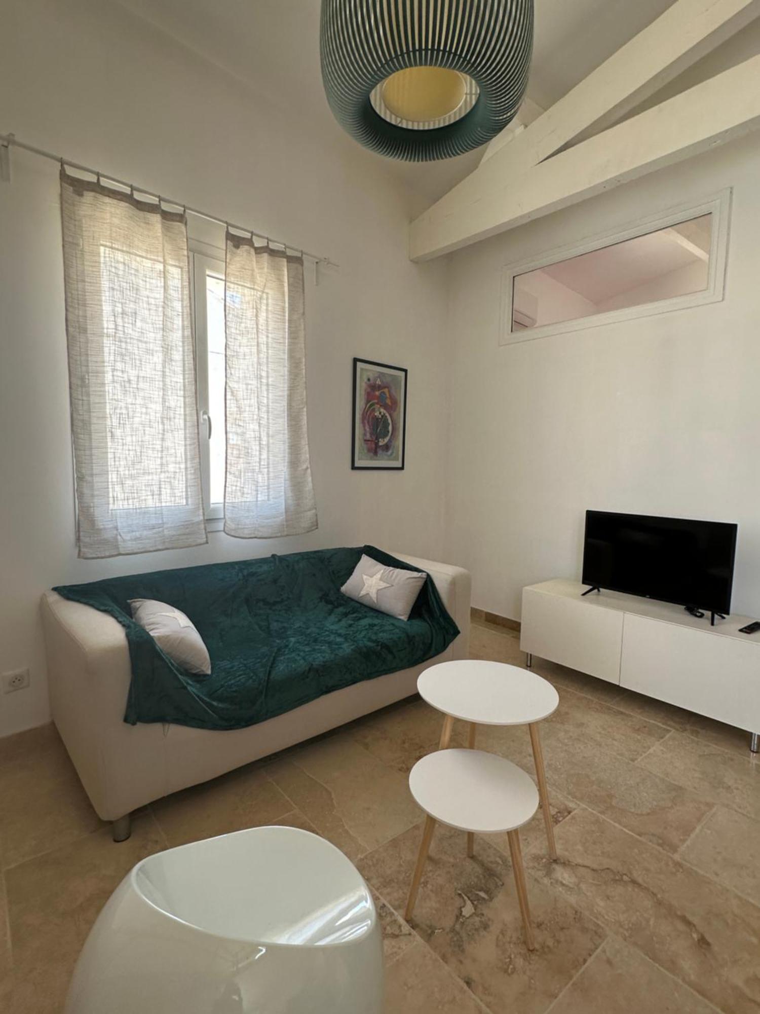 Appartement Avec Vue Sur L Eglise Des Saintes ภายนอก รูปภาพ