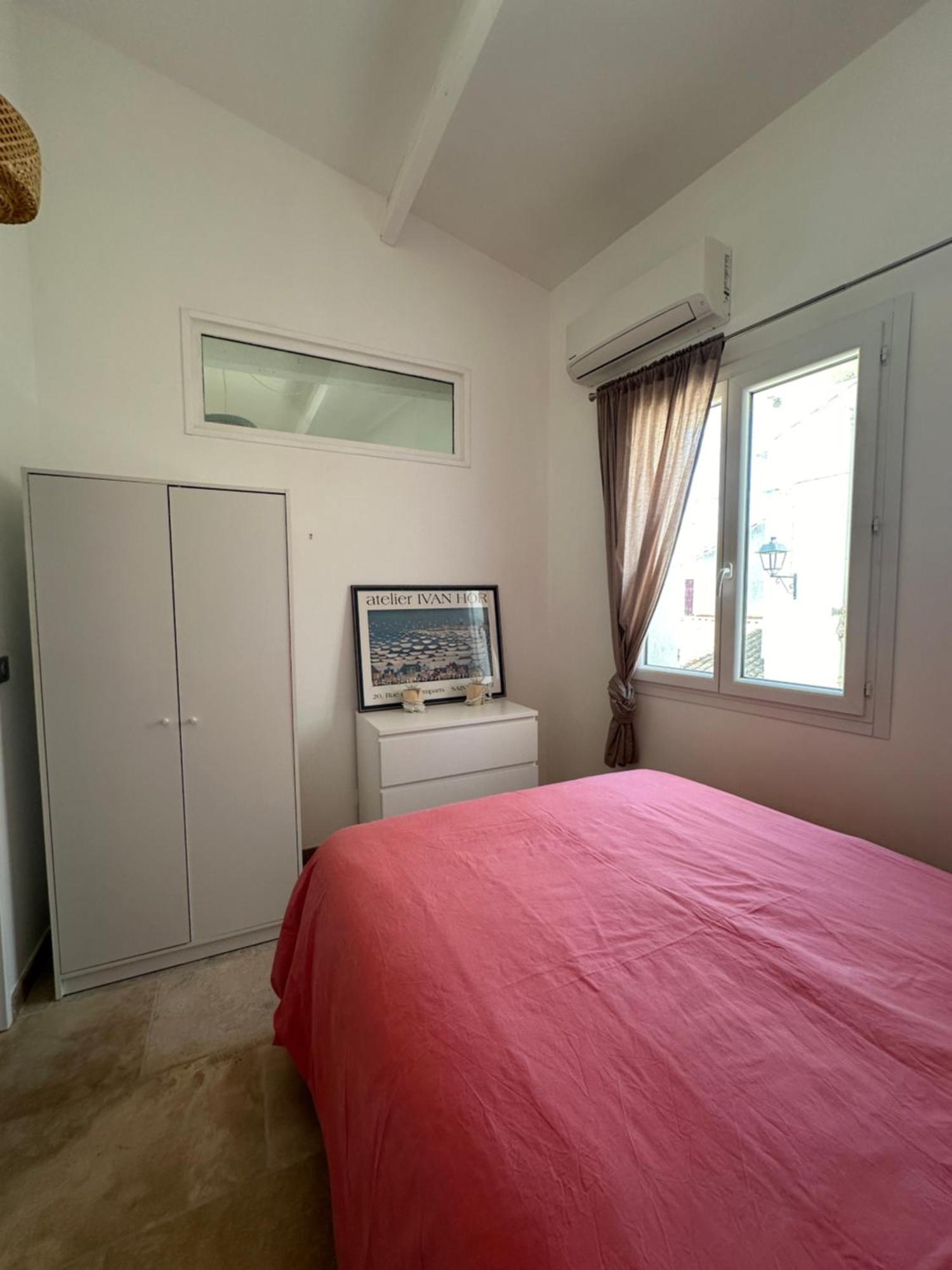 Appartement Avec Vue Sur L Eglise Des Saintes ภายนอก รูปภาพ