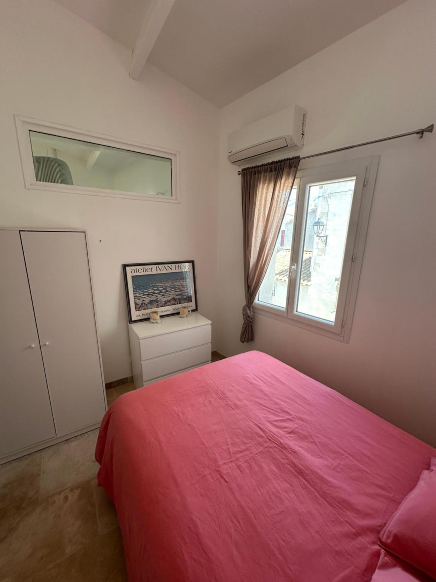 Appartement Avec Vue Sur L Eglise Des Saintes ภายนอก รูปภาพ