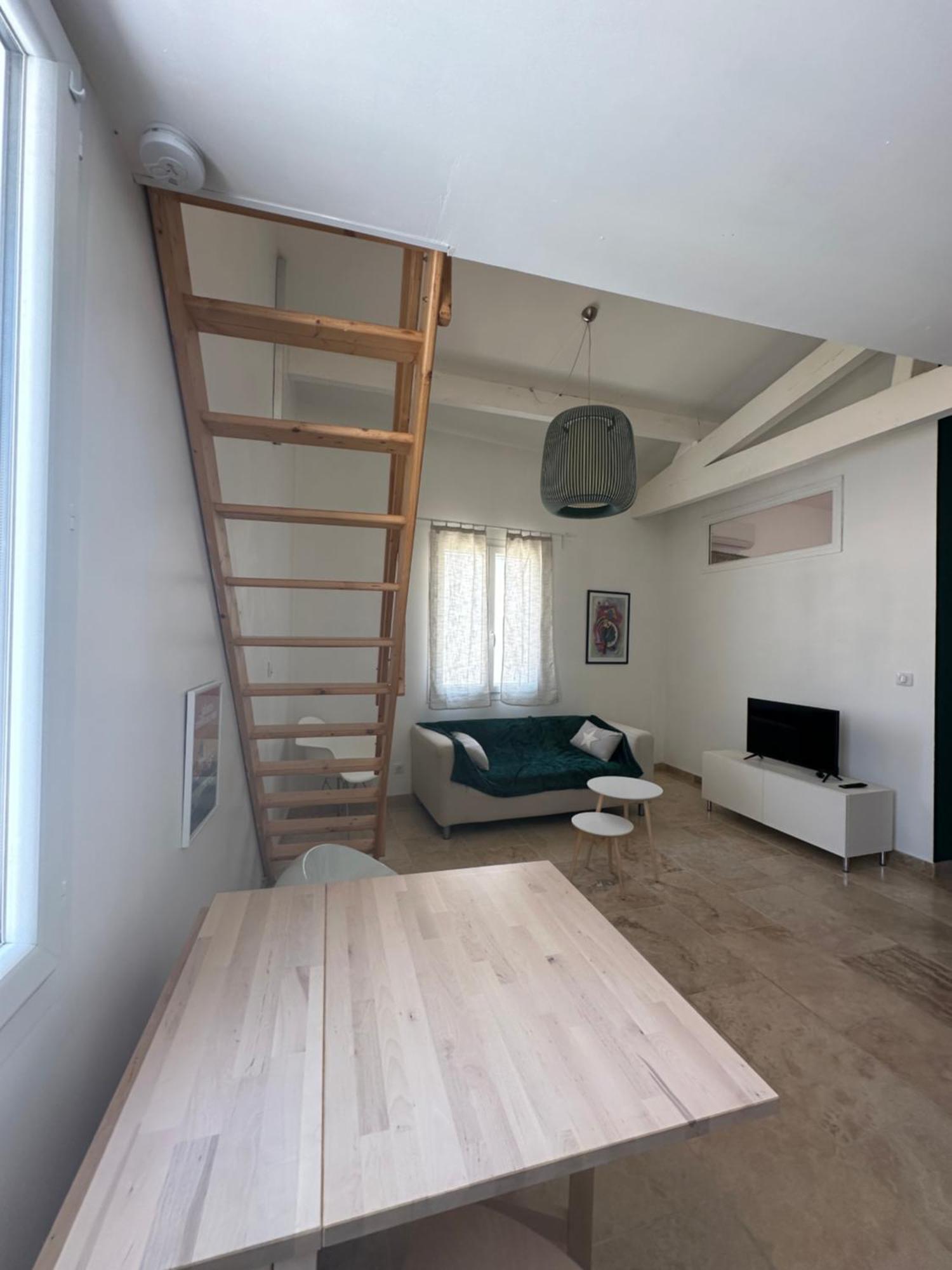 Appartement Avec Vue Sur L Eglise Des Saintes ภายนอก รูปภาพ