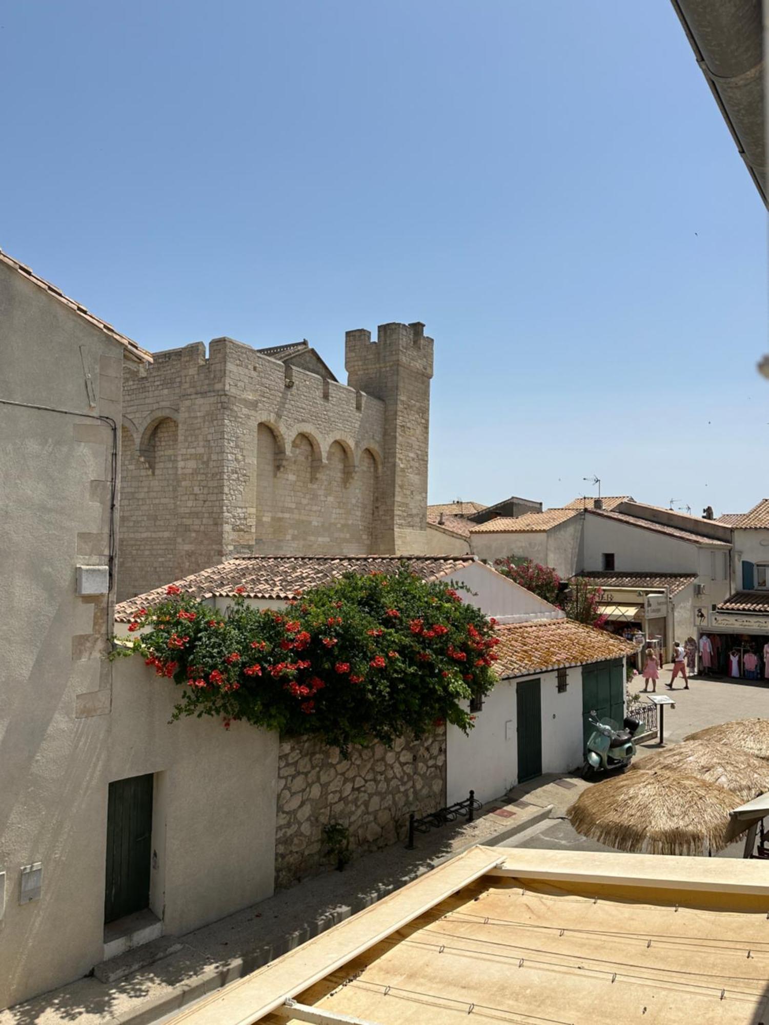 Appartement Avec Vue Sur L Eglise Des Saintes ภายนอก รูปภาพ