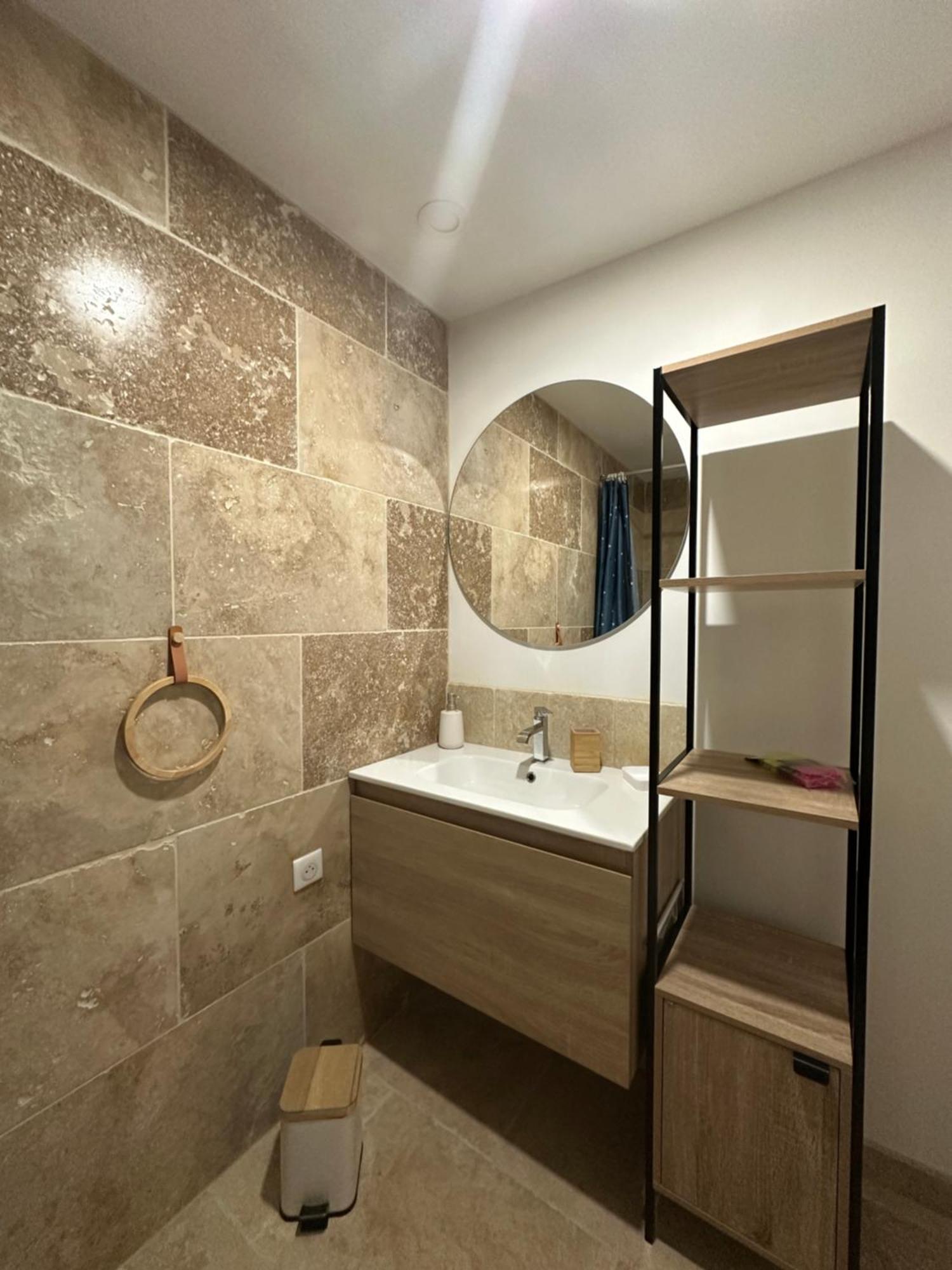 Appartement Avec Vue Sur L Eglise Des Saintes ภายนอก รูปภาพ