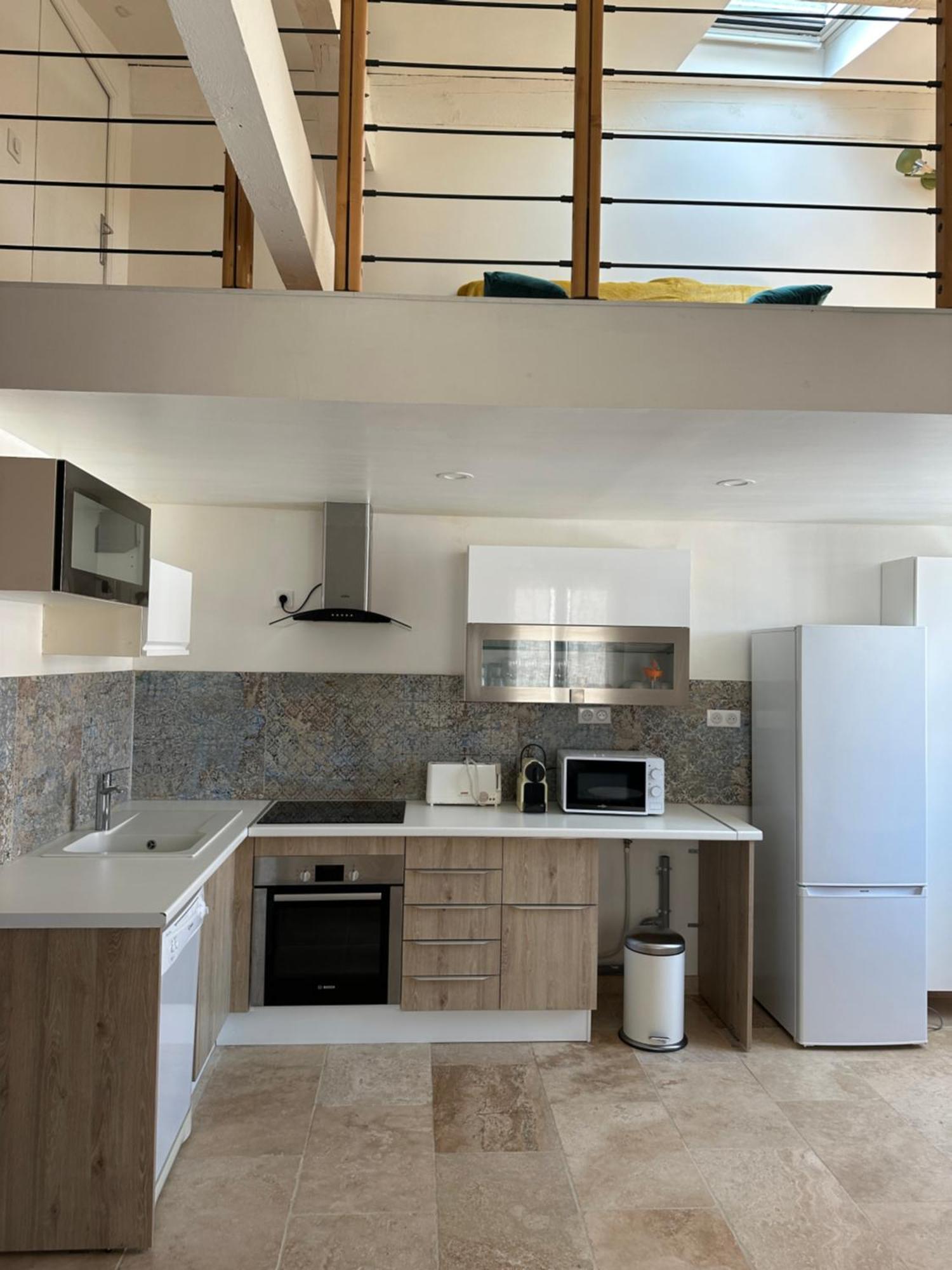Appartement Avec Vue Sur L Eglise Des Saintes ภายนอก รูปภาพ