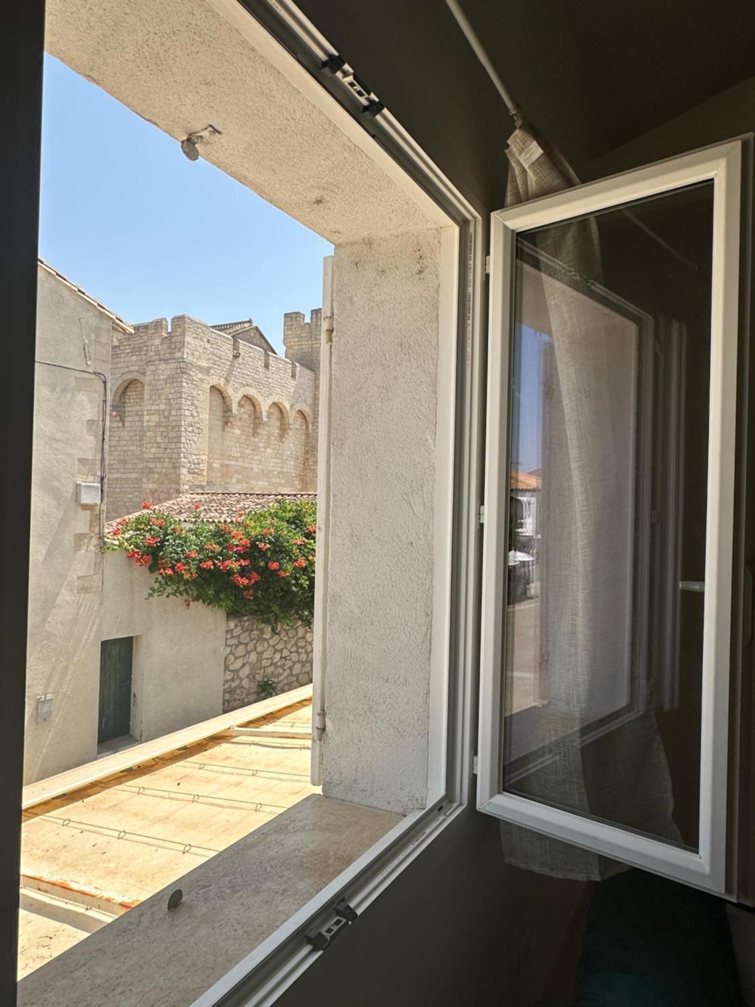 Appartement Avec Vue Sur L Eglise Des Saintes ภายนอก รูปภาพ